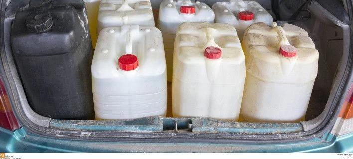 Σοβαρό περιστατικό στα Εξάρχεια: Κουκουλοφόροι έκλεψαν δύο μπιτόνια βενζίνη από πρατήριο καυσίμων